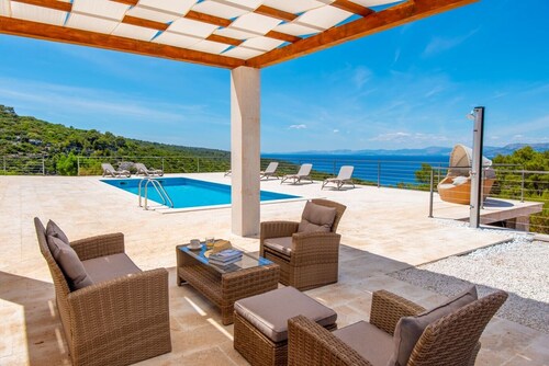 Luxury Villa Castello di Pietra with private heated pool, private parking, gym, children are welcomed in Pučišća, Brač.