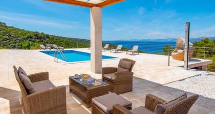 Luxury Villa Castello di Pietra with private heated pool, private parking, gym, children are welcomed in Pučišća, Brač.