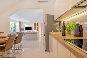 Refrigerador, microondas, horno y parrilla de estufa 