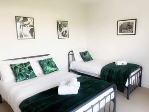 2 bedrooms, iron/ironing board, WiFi, bed sheets - Contemporary Large 2 Bedroom Apartment with Parking (Bristol)