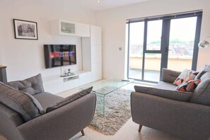 TV, Netflix, streaming services, offices - Contemporary Large 2 Bedroom Apartment with Parking (Bristol)
