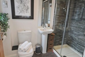 Shower, hair dryer, towels, shampoo - Contemporary Large 2 Bedroom Apartment with Parking (Bristol)