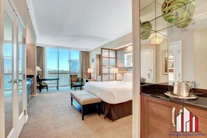 In-room safe, desk, iron/ironing board, free WiFi - MGM Signature-36-603 Strip View Jacuzzi Studio (Las Vegas)
