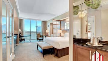 Een kluis op de kamer, een bureau, een strijkplank/strijkijzer