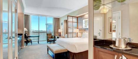 خزنة داخل الغرفة ومكتب ومكواة/لوح كي وواي فاي مجانًا