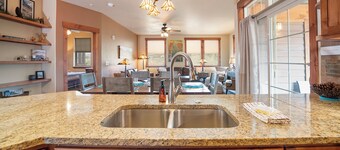 Wonderful 3 bedroom mountain views, private deck