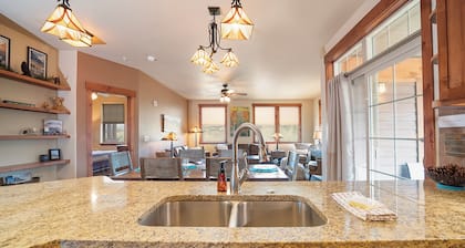 Wonderful 3 bedroom mountain views, private deck