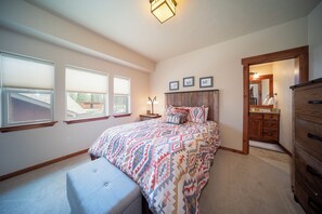 3 bedrooms, travel cot, Internet, bed sheets
