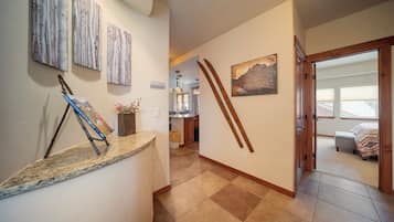 3 bedrooms, internet, bed sheets