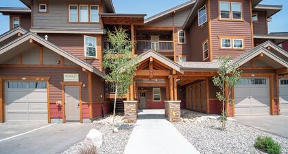 Wonderful 3 bedroom mountain views, private deck