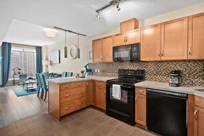 Fridge, microwave, oven, stovetop - Simply Comfort. Modern DT Condo. Balcony. Free Parking. Gym. (Calgary/Canada)