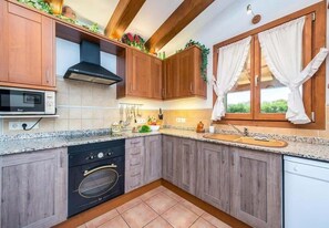 Kühlschrank, Mikrowelle, Ofen, Geschirrspüler