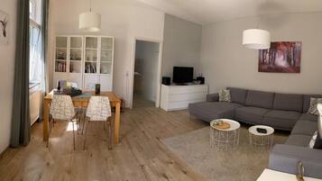 Fernseher, DVD-Player, Bücher