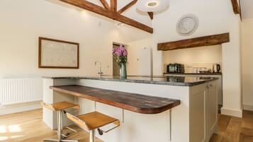 Cottage | Private kitchen | Fridge, dishwasher, cookware/dishes/utensils