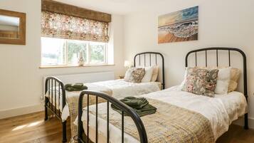 Cottage | 2 bedrooms, individually decorated, individually furnished, free WiFi
