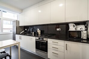 Een koelkast, een magnetron, een oven, een kookplaat