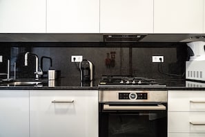 Fridge, microwave, oven, stovetop - Mint Apartment, Anjos, Lisbon !new! (Lisboa)