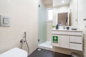 Dusche, Haartrockner, Handtücher