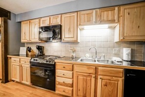 Kylskåp, mikrovågsugn, ugn och spishäll