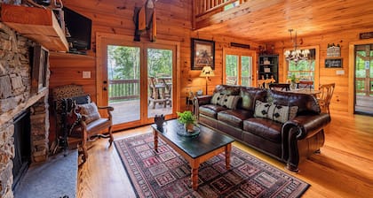 Perfect location for your family vacation. Amazing Family Cabin overlooking Lake Nantahala