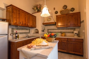 Refrigerador con freezer, microondas, horno, placa de cocina