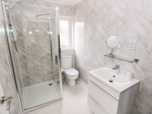 Cottage | Bathroom | Shower