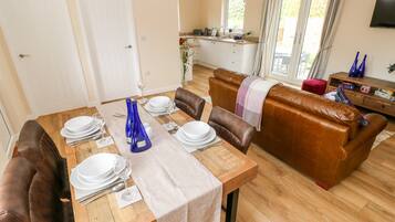Cottage | Private kitchen | Fridge, microwave, electric kettle, cookware/dishes/utensils