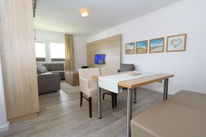 Interior - App. Kramer 10 <br>Location:<br>The apartment is located on the 2nd floor (elevator after 8 steps) of an apartment building in a central location of Westerland in the immediate vicinity of the pedestrian zone Friedrichstraße. As the apartment is located o (Westerland)