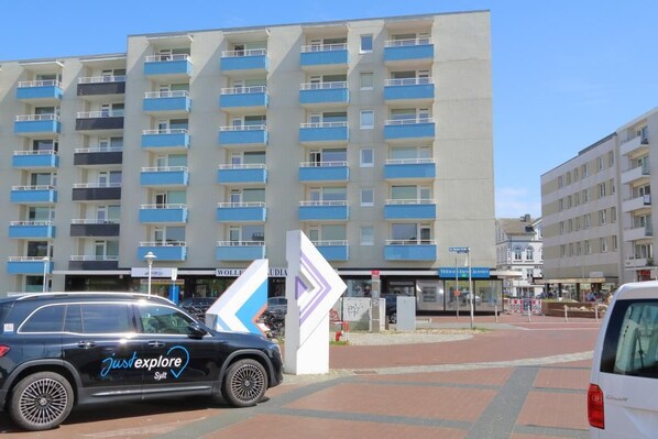 Exterior - App. Beate 51 <br>Location:<br>The apartment is located on the 3rd floor of the house "Atlantic". The house is opposite the "Sylter Welle" and thus in the immediate vicinity of the beach. The spa promenade and numerous shopping facilities can be reached i (Westerland)