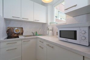 Fridge, coffee/tea maker, toaster, cookware/dishes/utensils - App. Beate 51 <br>Location:<br>The apartment is located on the 3rd floor of the house "Atlantic". The house is opposite the "Sylter Welle" and thus in the immediate vicinity of the beach. The spa promenade and numerous shopping facilities can be reached i (Westerland)