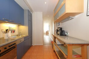 Kjøleskap, ovn, kaffetrakter/tekoker og brødrister