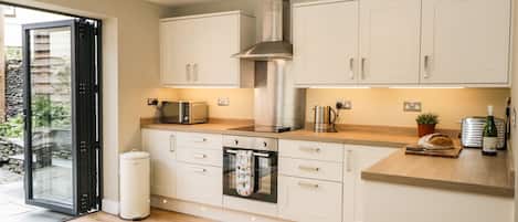 Cottage | Private kitchen | Fridge, dishwasher, electric kettle, toaster