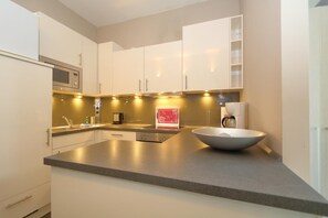 Refrigerador, horno, cafetera y tetera y tostadora