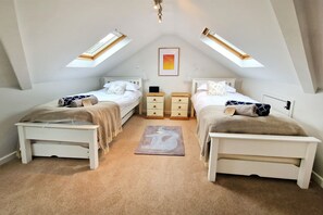 5 bedrooms, iron/ironing board, free WiFi, bed sheets