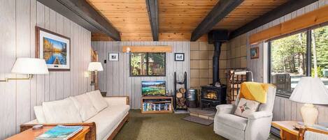 Smart-TV, Kamin, DVD-Player, Bücher