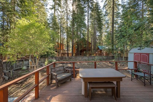 Bikes + Kayak Avail! Authentic Cabin in Friendly West Shore - "Mirthwood Den"