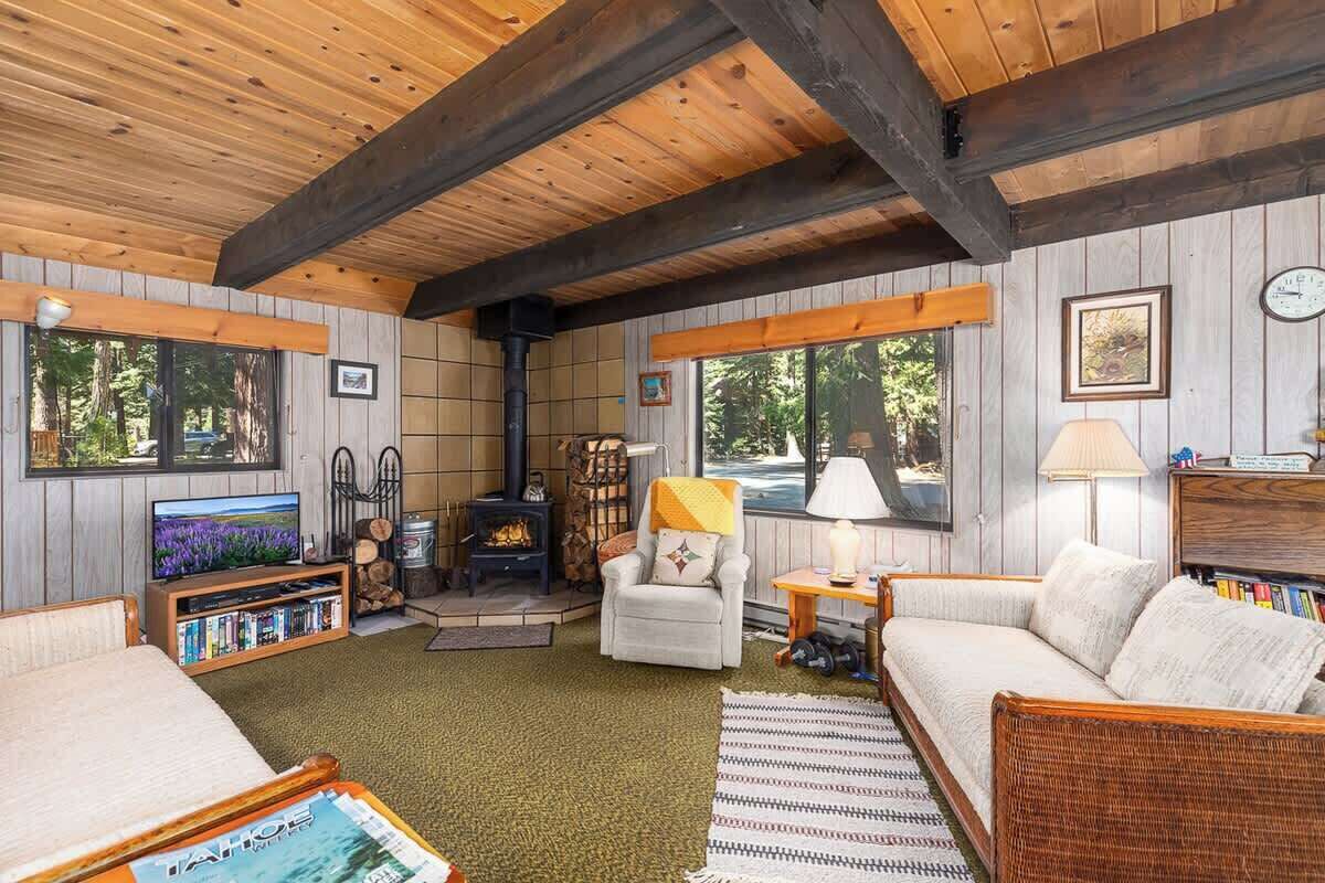 Smart TV, fireplace, DVD player, books