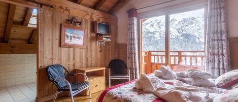 5 bedrooms, iron/ironing board, free WiFi, bed sheets