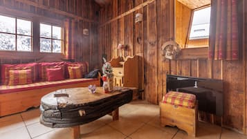 Een televisie, een open haard, een dvd-speler en een stereo