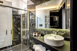 Shower, rainfall showerhead, free toiletries, hair dryer