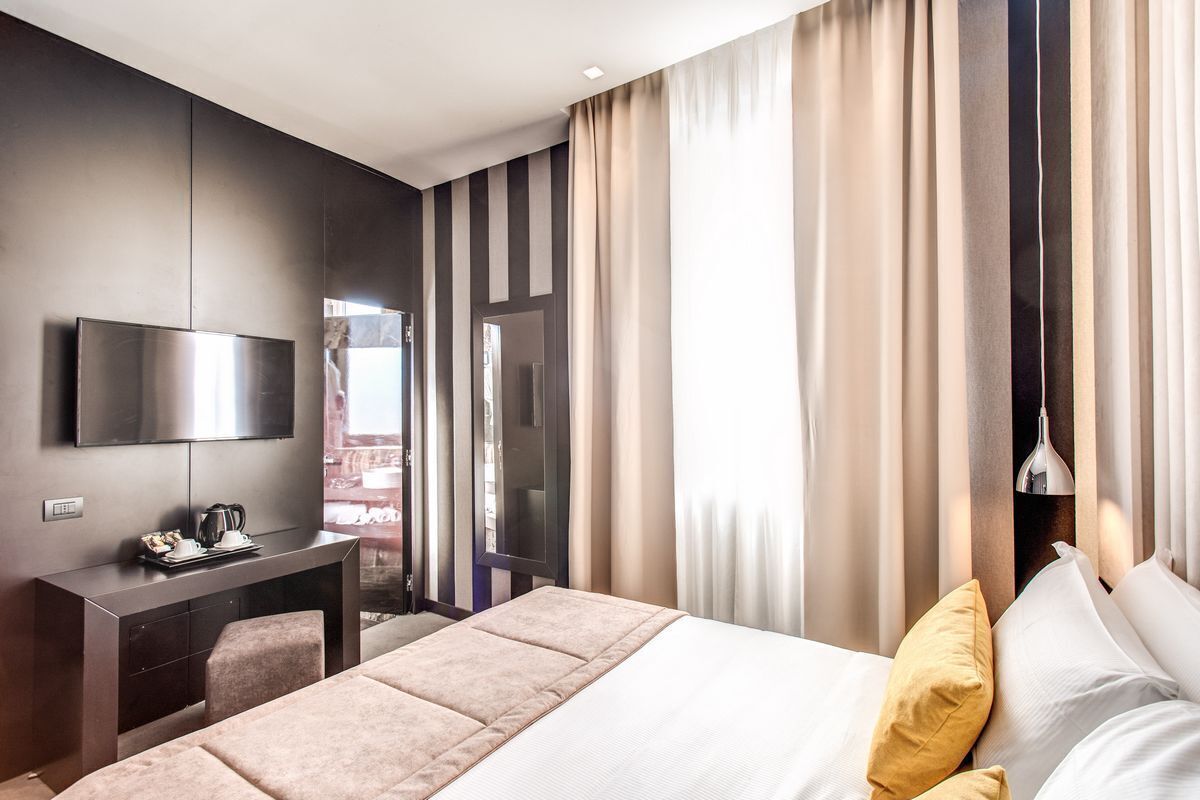 Rom – deluxe | Sengetøy av topp kvalitet, dundyner, safe på rommet og skrivebord