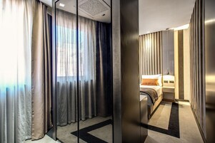 Habitación Deluxe | Ropa de cama de alta calidad, edredones de plumas, caja fuerte