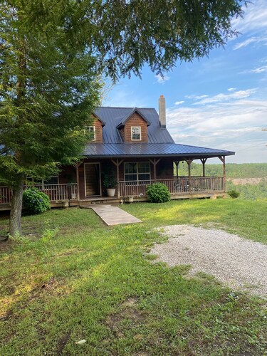 Very peaceful 3 bedroom, 2 1/2 baths cabin  within minutes of RRGorge and NB.