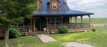 Very peaceful 3 bedroom, 2 1/2 baths cabin  within minutes of RRGorge and NB.