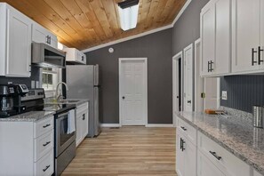 Fridge, microwave, oven, stovetop - PRIVATE PENINSULA on LAKE NORMAN Pet Friendly! (Denver)