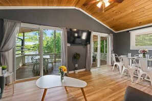 TV, books, stereo - PRIVATE PENINSULA on LAKE NORMAN Pet Friendly! (Denver)