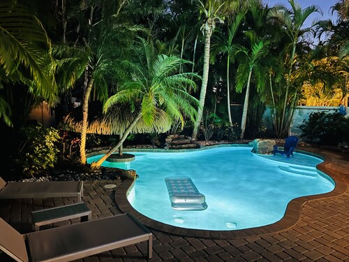 Anna Maria Island! All New Remodeled Private Heated Pool + Walk to the Beach! 🌞