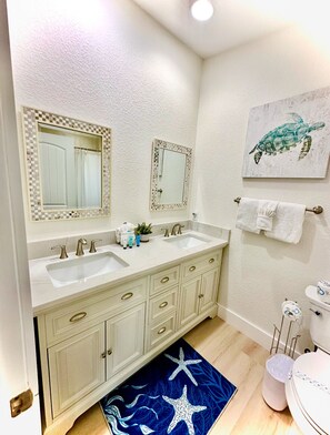 Ensemble baignoire-douche, séchoir à cheveux, serviettes fournies, savon