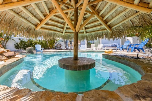 Anna Maria Island! All New Remodeled Private Heated Pool + Walk to the Beach! 🌞