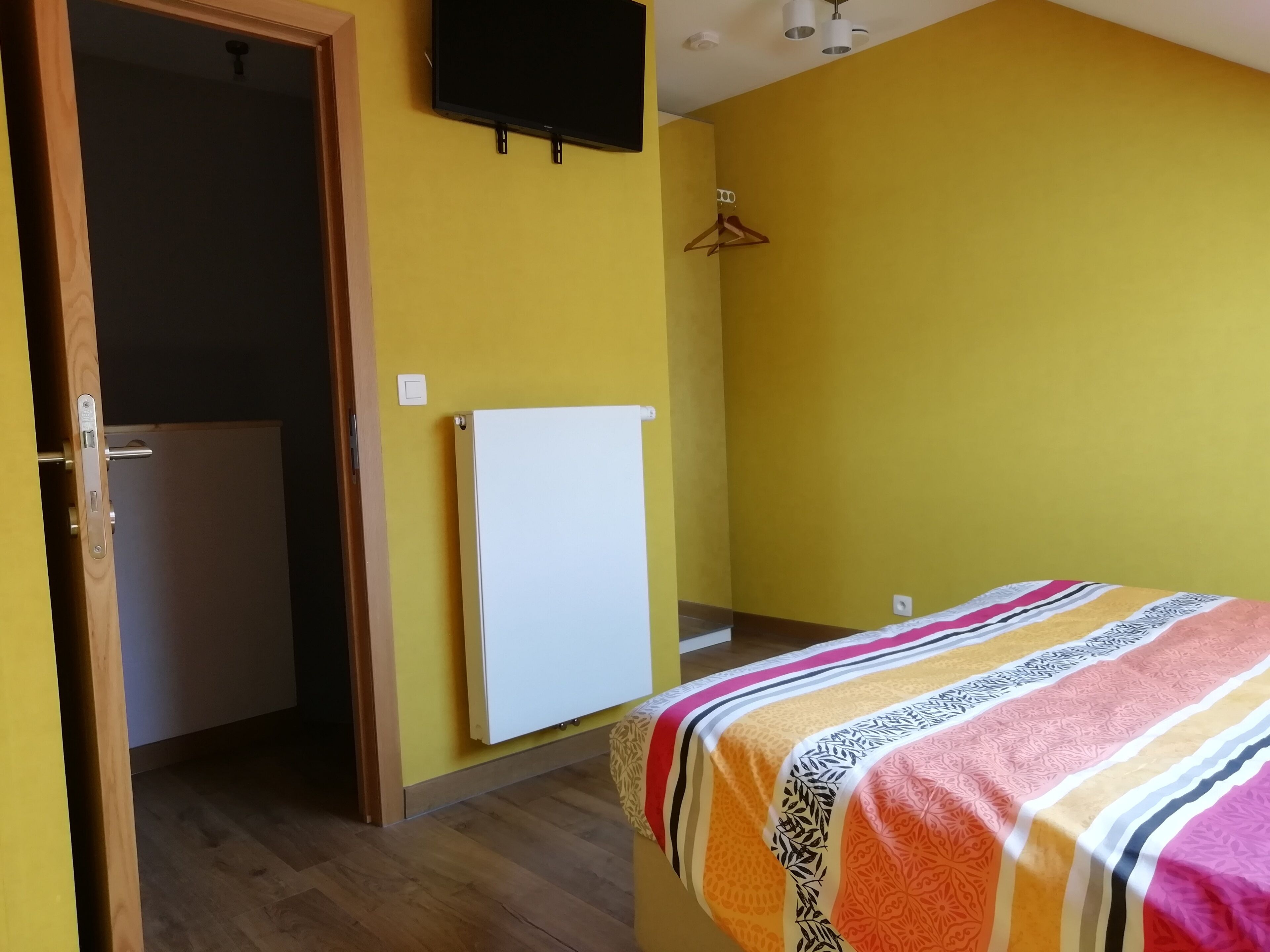 2 bedrooms, travel crib, WiFi